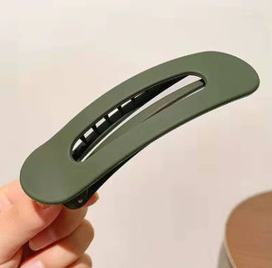 hair accessory clip frenelle in hand