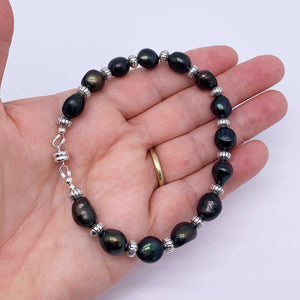 black baroque pearl bracelet hand