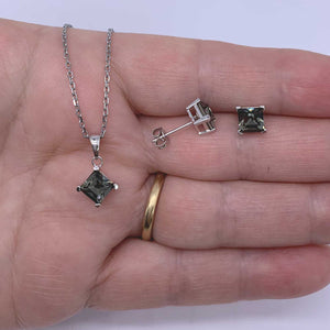 green crystal jewellery set hand