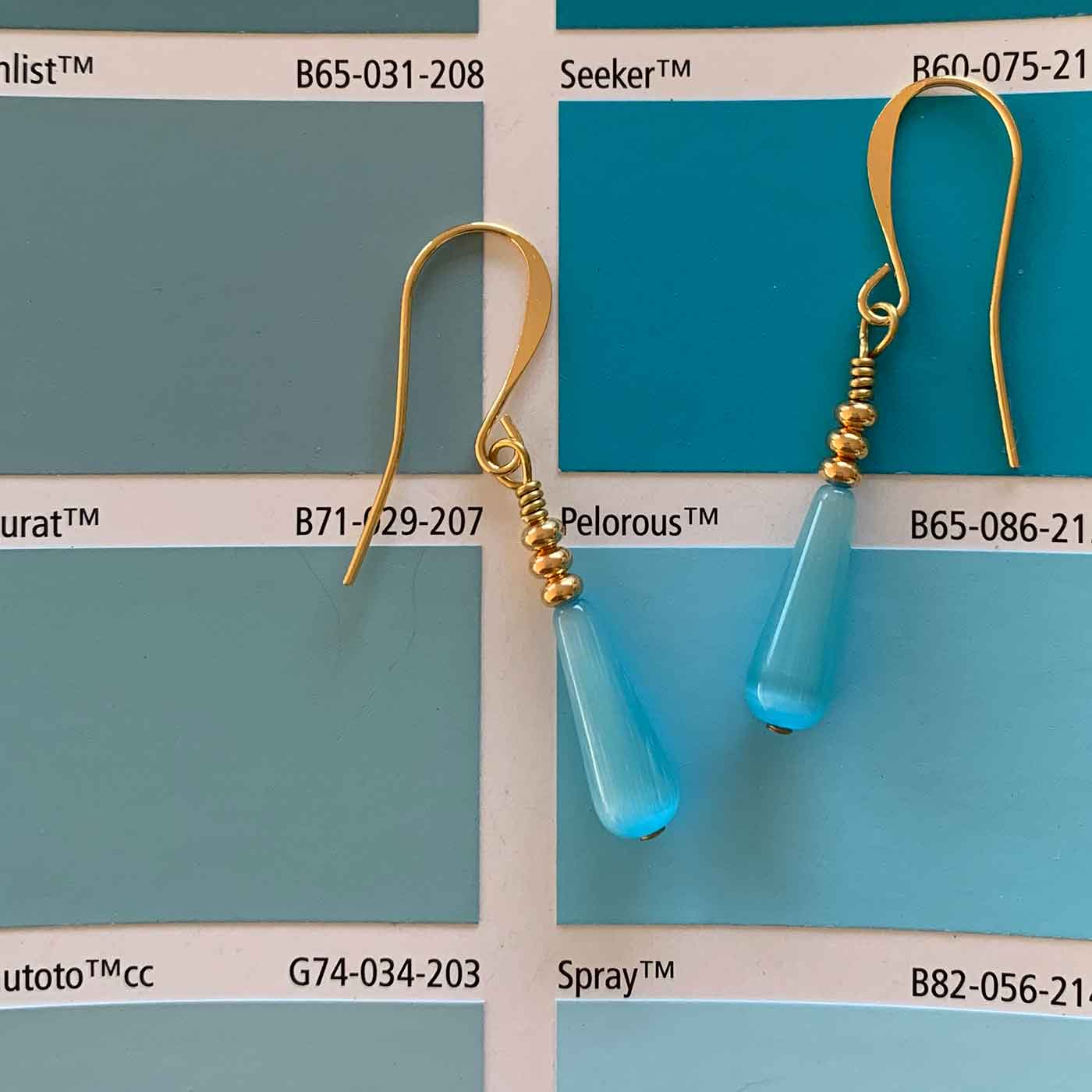18K Gold Earrings with Cat's Eye Teardrop "Larado" (Blue)