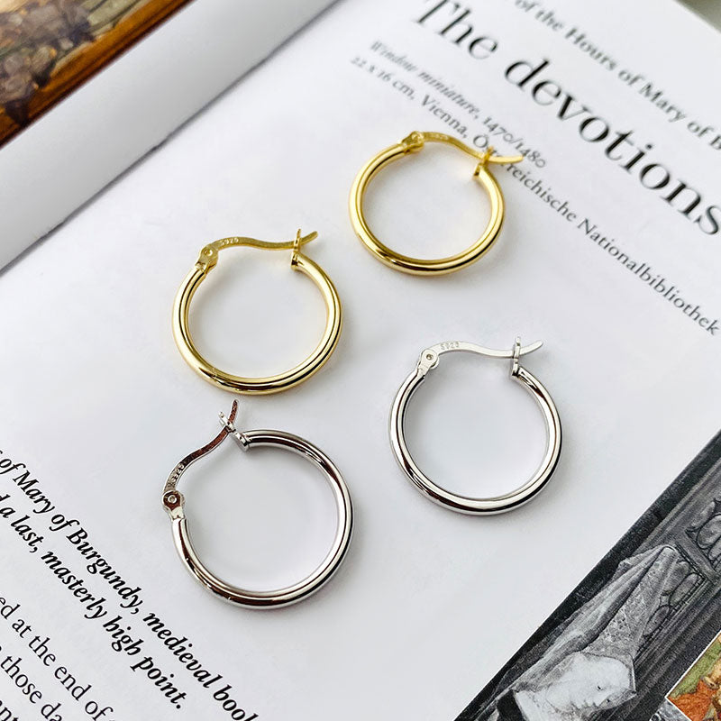 18K Gold Huggie Hoop Earrings "Sydney"
