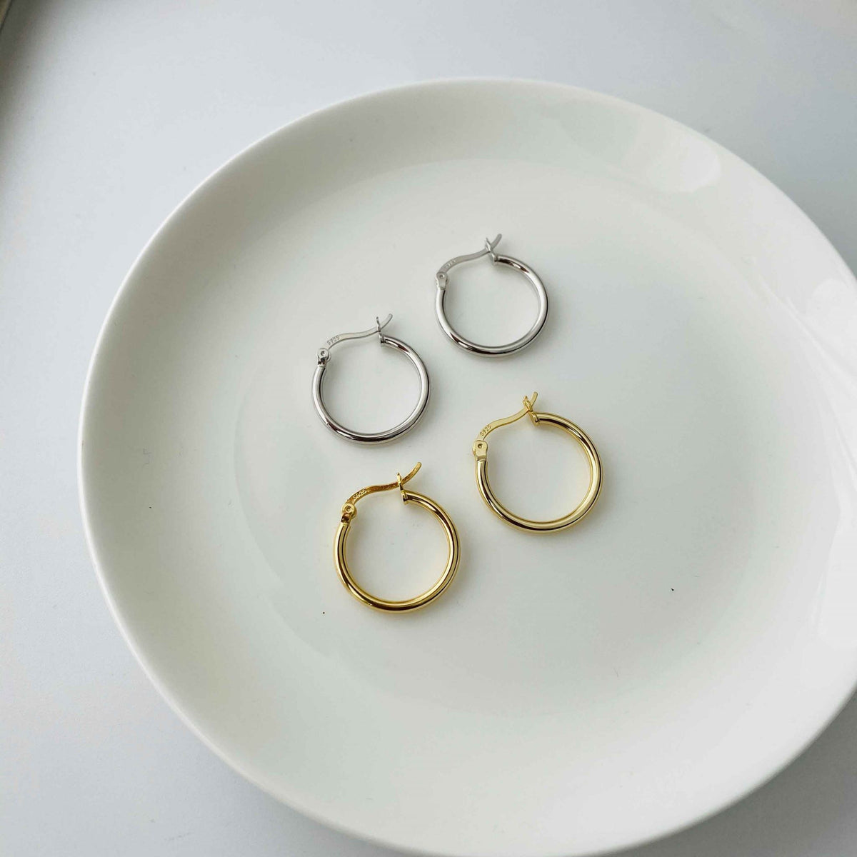 18K Gold Huggie Hoop Earrings "Sydney"