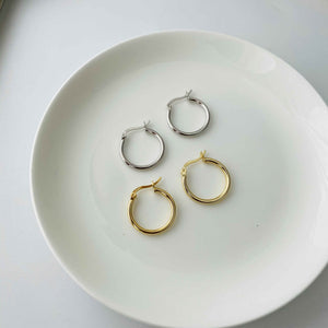 18K Gold Huggie Hoop Earrings "Sydney"