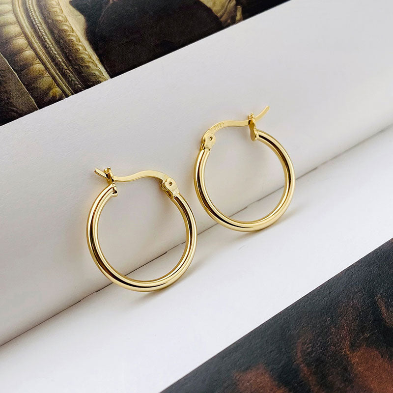 18K Gold Huggie Hoop Earrings "Sydney"
