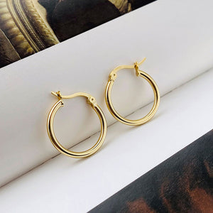 18K Gold Huggie Hoop Earrings "Sydney"