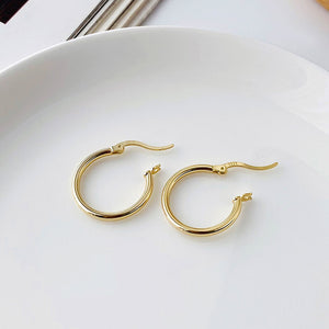18K Gold Huggie Hoop Earrings "Sydney"