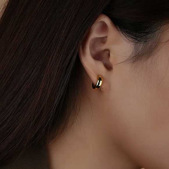 gold hoop earrings 