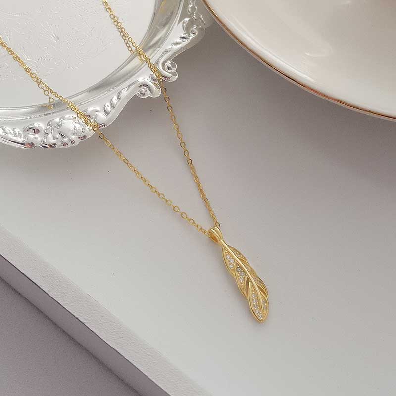 18K Gold Chain with Gold Feather Pendant "Meeno"