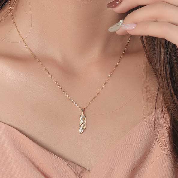 18K Gold Chain with Gold Feather Pendant "Meeno"