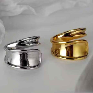 gold modern ring with silver side