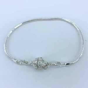 Frenelle-Jewellery-Bracelet---Charm-Silver-with-magnet-2_SN2PR1457SP3.jpg