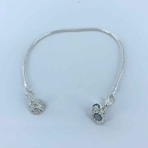 Frenelle-Jewellery-Bracelet---Charm-Silver-with-magnet-3_SN2PR1HMUZLM.jpg