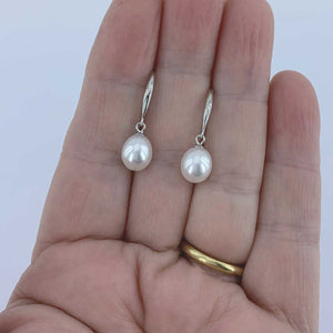 white pearl silver earring hand