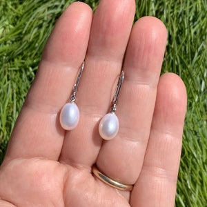 wihite pearl drop earring leverback
