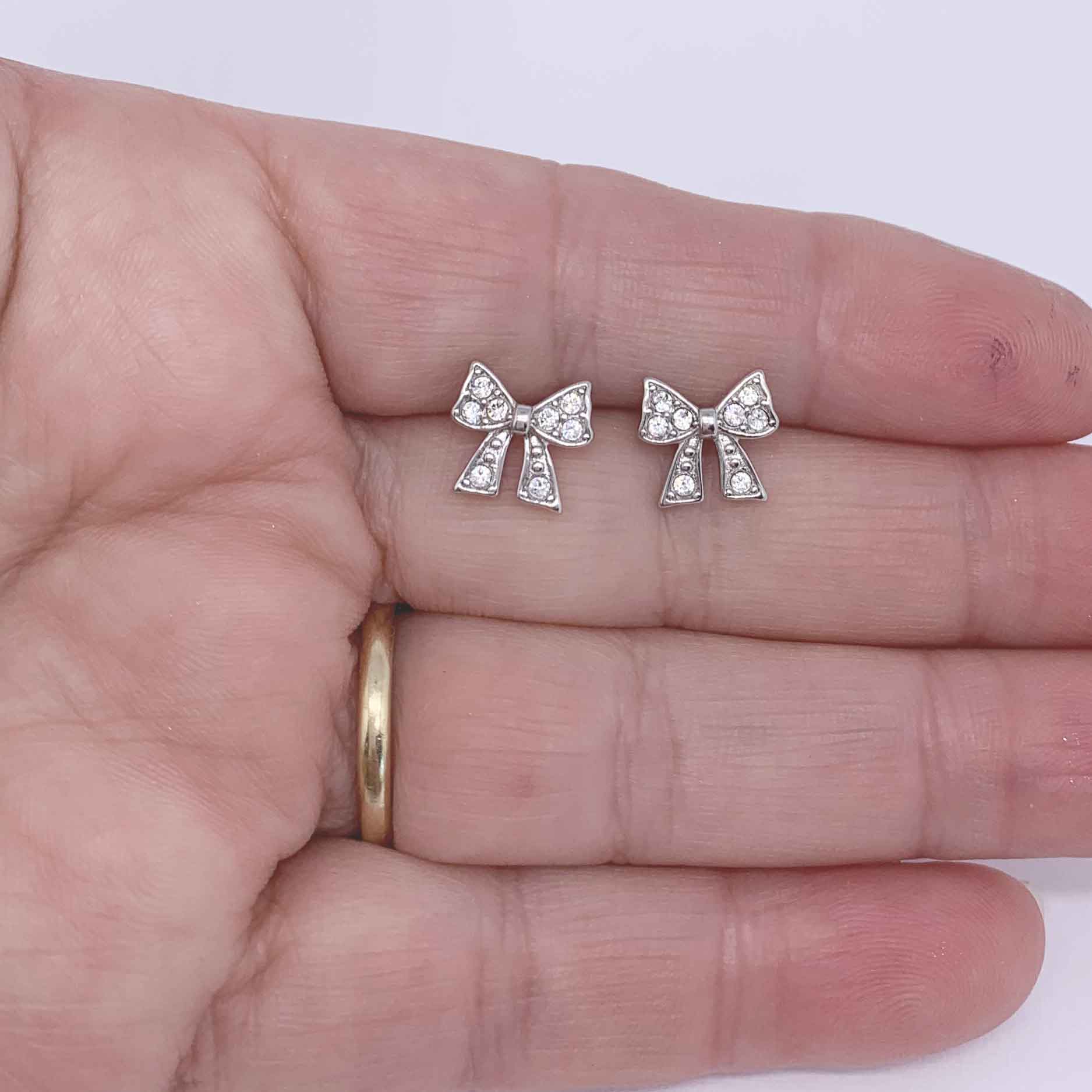 Details 131+ diamond bow earrings white gold