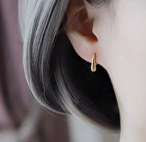 gold teardrop earrings ear